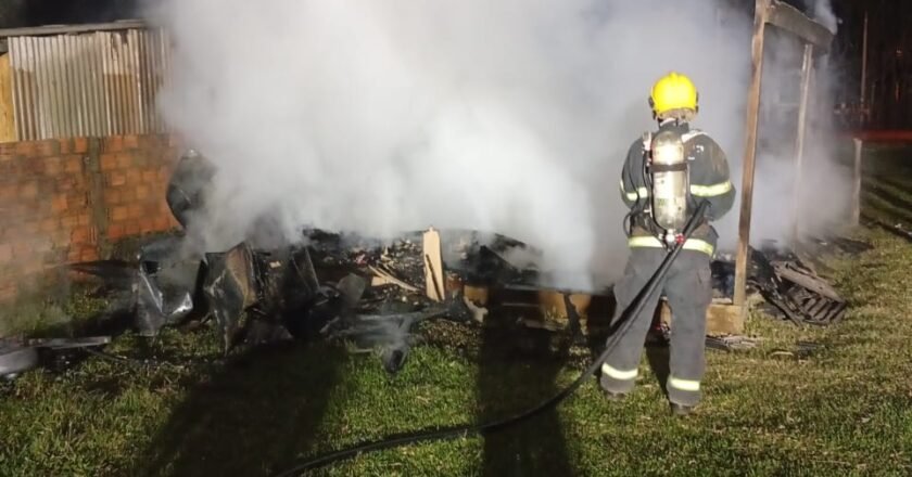 Bombeiros combatem incêndio em Passo de Torres