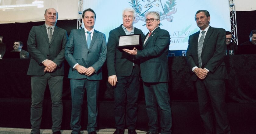 Hospital Nossa Senhora de Fátima recebe homenagem durante celebração dos 75 anos da Paróquia São Sebastião