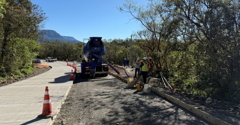 Pavimentação em concreto da Serra do Faxinal está 85% concluída