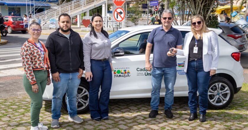 Prefeitura entrega novo veículo para a Assistência Social e Habitação