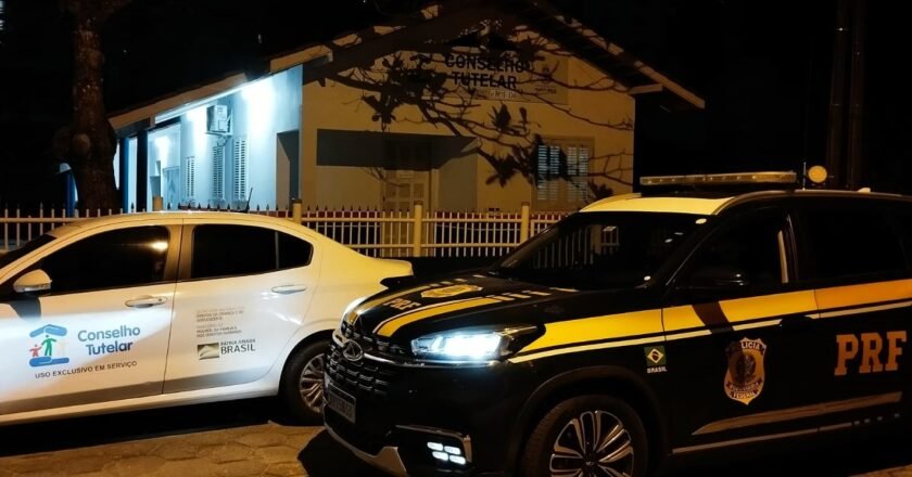 PRF resgata criança de 8 anos que caminhava na BR-101 em Porto Belo