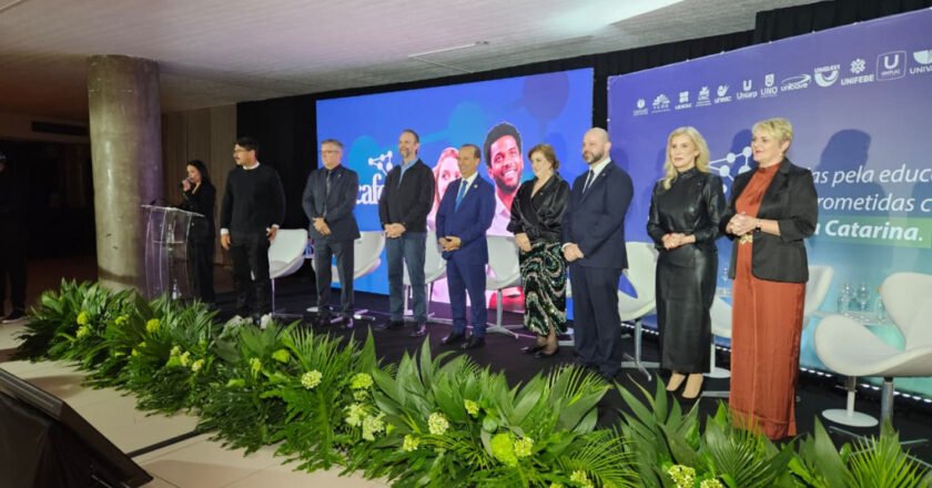 Márcia Sardá Espíndola assume a presidência da Acafe em cerimônia realizada em Florianópolis – Fonte: RCN Online