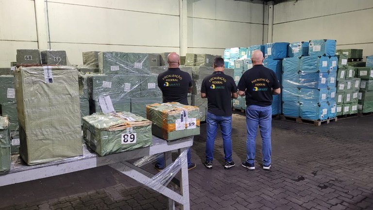 Megaoperação: Anatel e Receita Federal apreendem quase meio milhão de produtos irregulares no Porto de Imbituba (SC)