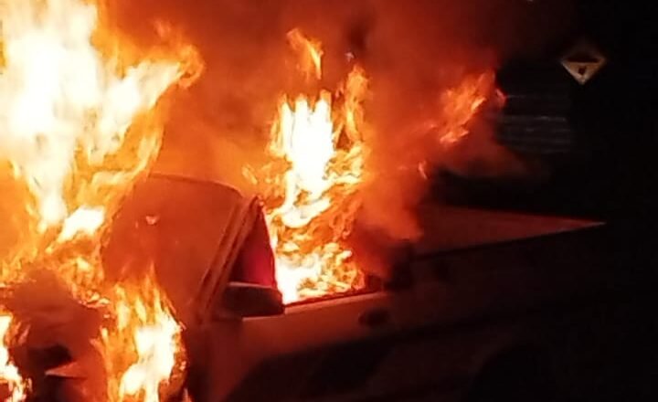 Veículo é consumido por fogo em Passo de Torres