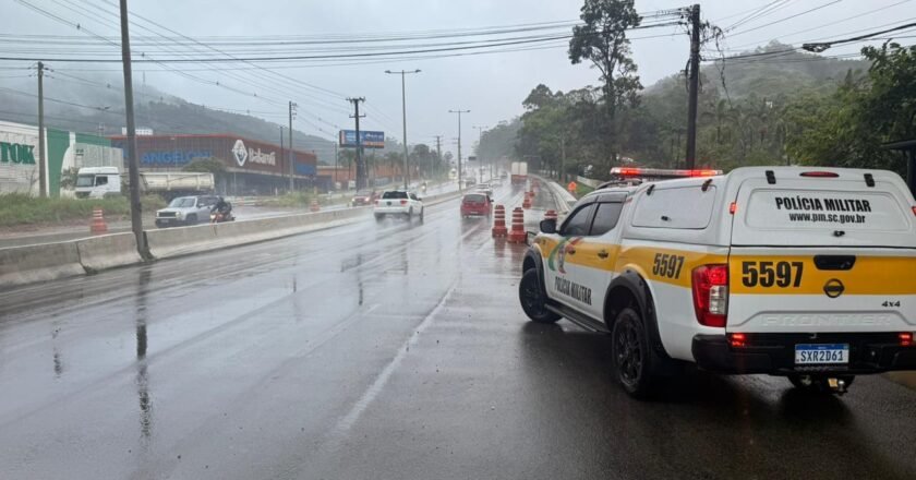 Chuva ultrapassa o esperado para o mês e provoca alagamentos e enxurradas em Santa Catarina