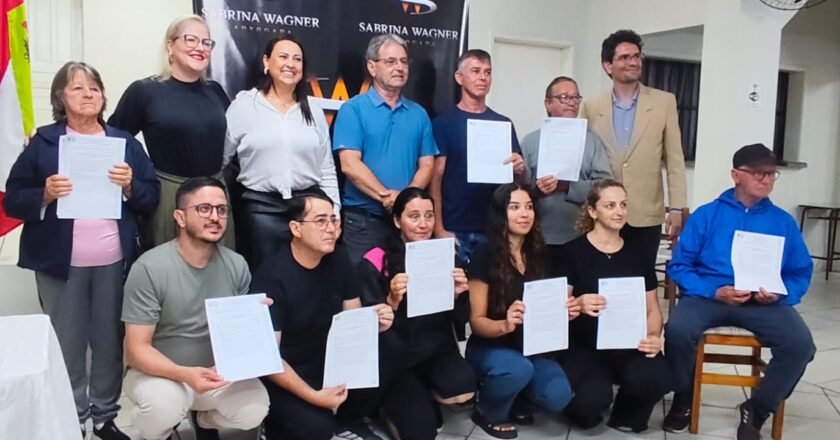 Passo de Torres entrega mais de 50 matrículas do Programa Lar Legal, desta vez do Núcleo Alzira