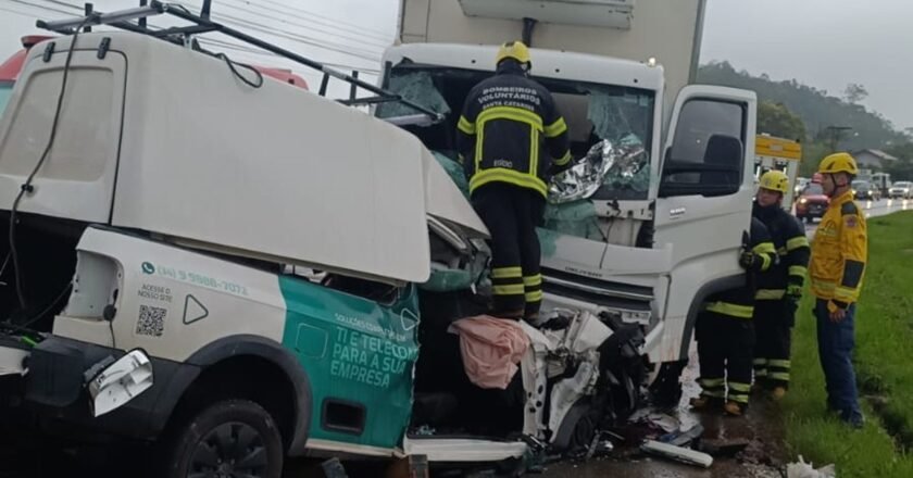 Escada transportada por utilitário atravessa cabine de caminhão e mata motorista em acidente em SC