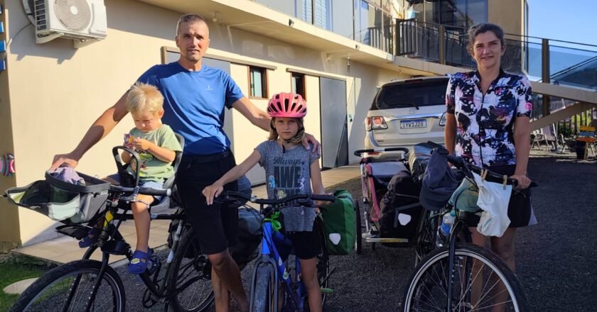 Pela primeira vez no Brasil, família da República Tcheca passa por Passo de Torres, de bicicleta