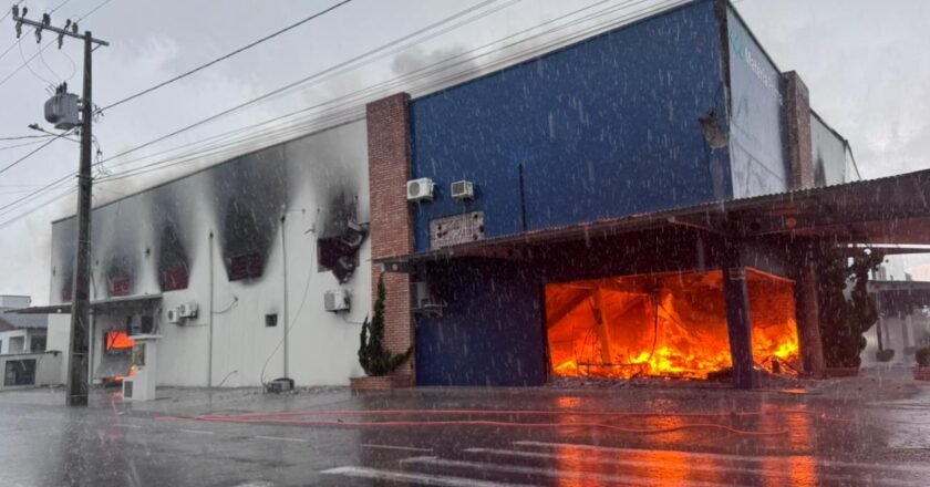 Incêndio atingi empresa em Turvo