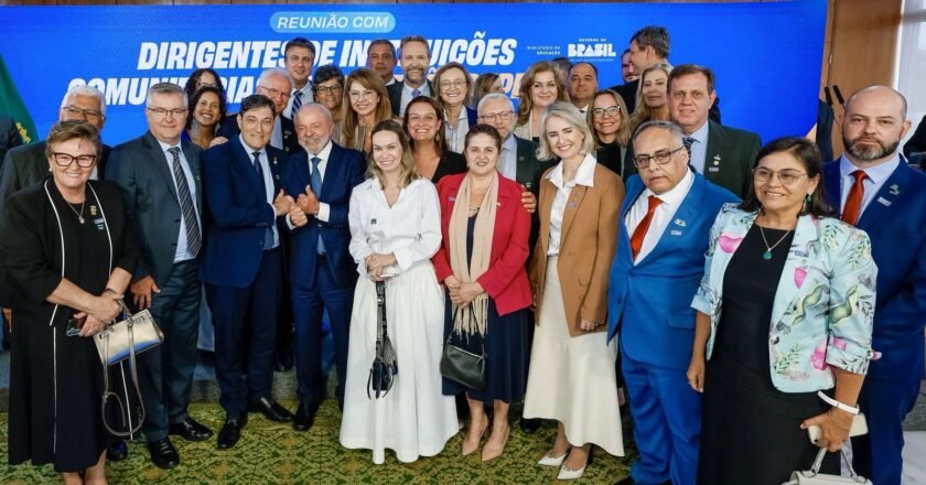 ACAFE participa da assinatura do decreto que regulamenta a Lei das Universidades Comunitárias