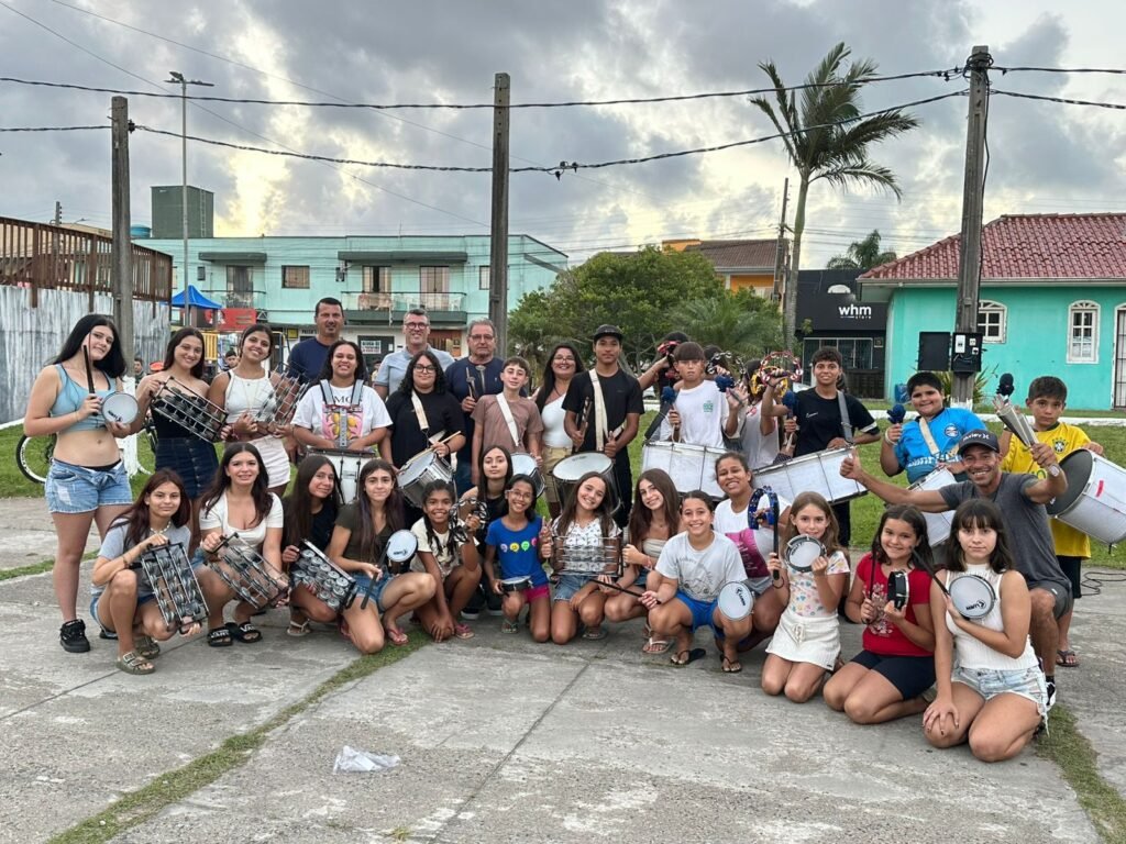 Prefeitura de Passo de Torres entrega novos instrumentos musicais ao Grupo de Arte e Cultura