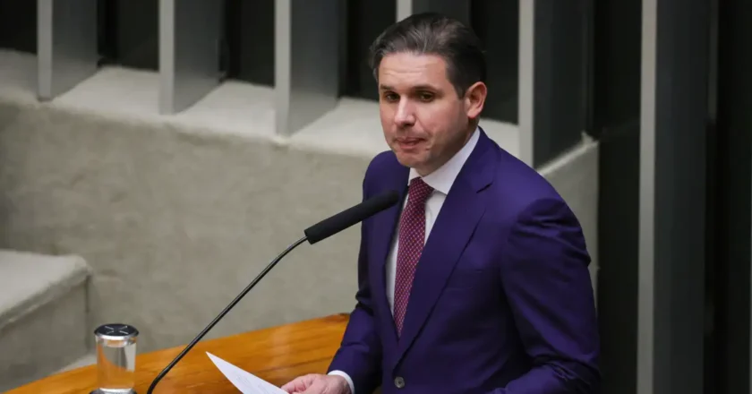 Motta promete avançar sobre escala 6×1 e trabalho por aplicativos