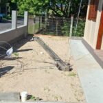 Caminhão enrosca em fiação baixa e derruba poste particular causando prejuízo à morador