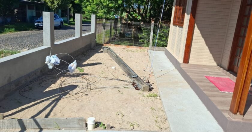 Caminhão enrosca em fiação baixa e derruba poste particular causando prejuízo à morador