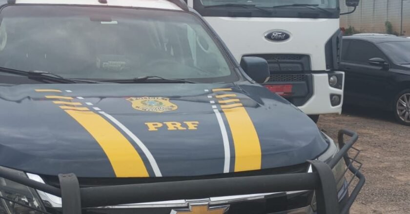 PRF retém em Bento Gonçalves caminhão com mais de duzentas multas vencidas