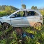 Bêbado e irresponsável no volante capota carro com quatro passageiros é preso na Estrada do Mar