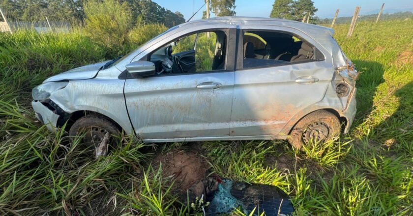 Bêbado e irresponsável no volante capota carro com quatro passageiros é preso na Estrada do Mar