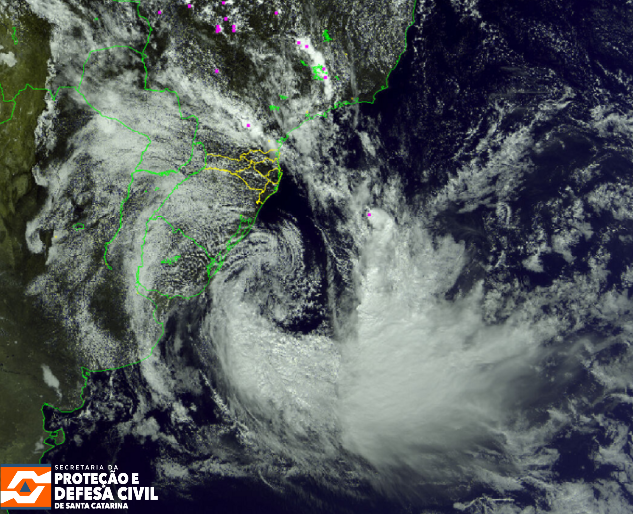 Frente fria se afasta e ciclone mantém ventos fortes e mar agitado em Santa Catarina