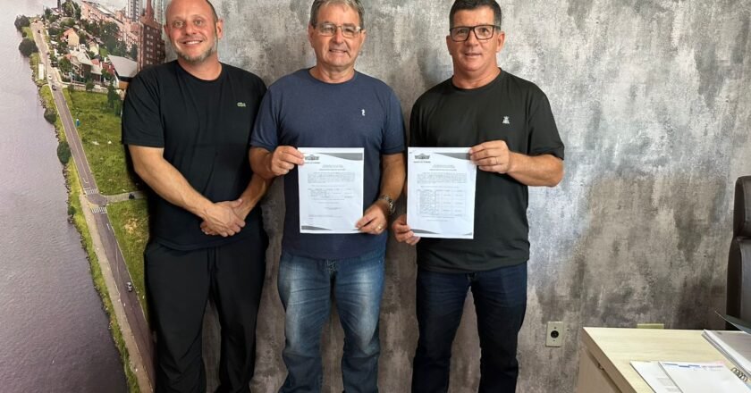 Passo de Torres assina ordens de serviço para pavimentação de ruas e revitalização de passeios públicos