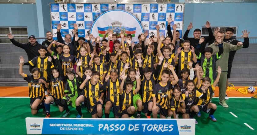 Passo de Torres realiza entrega de uniformes e materiais do Projeto Anjos do Futsal