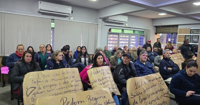 FUNCIONALISMO PÚBLICO MUNICIPAL DE TORRES SE MANIFESTA NA CÂMARA CONTRA CARGOS COMISSIONADOS