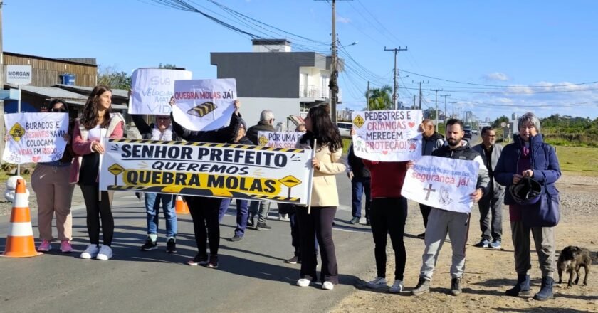 Moradores em manifestação na Interpraias em Passo de Torres