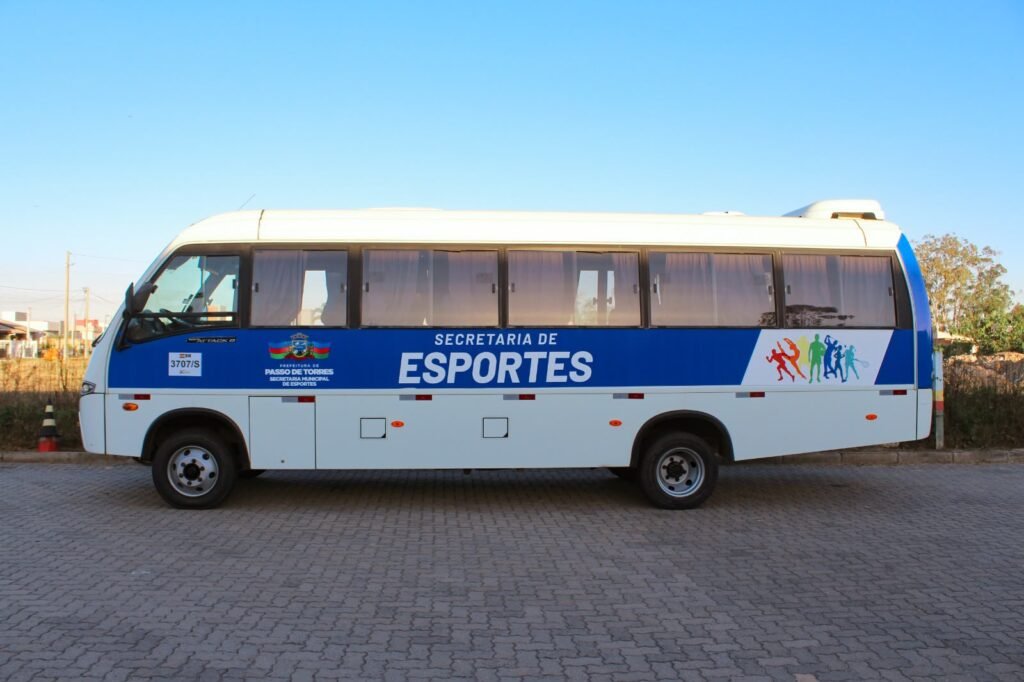 Secretaria de Esportes de Passo de Torres recebe ônibus para transporte de atletas e estudantes