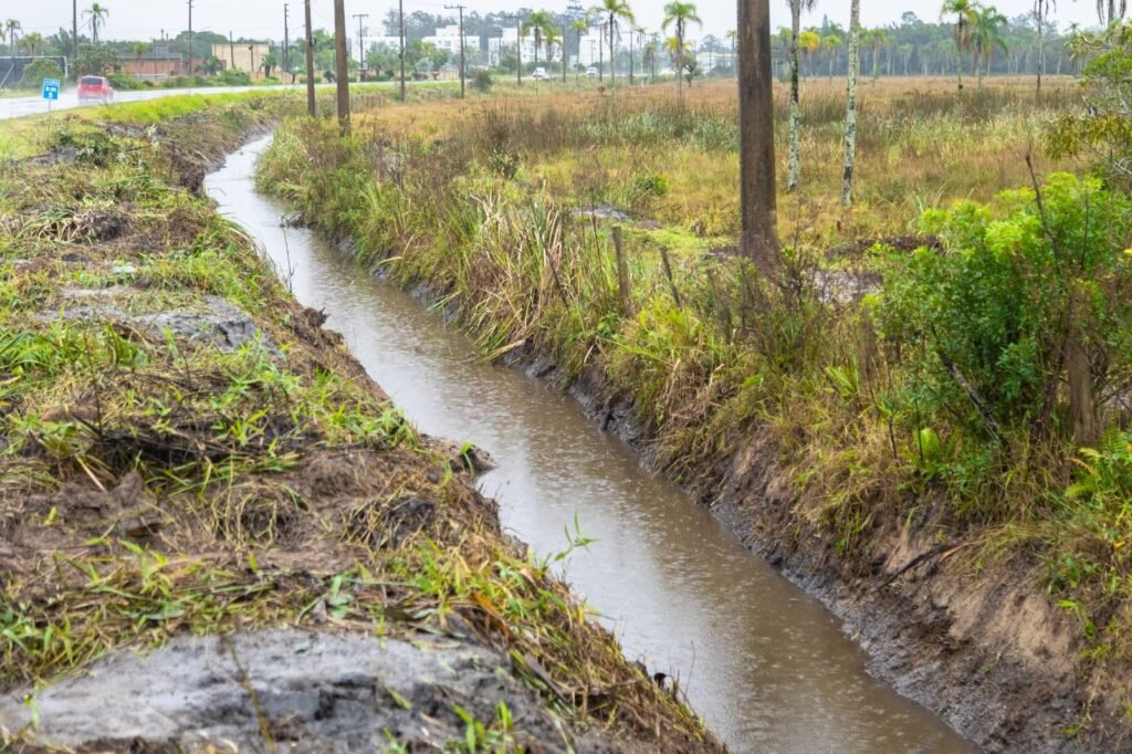 Passo de Torres intensifica limpeza de canais e sistemas de drenagem para prevenir alagamentos