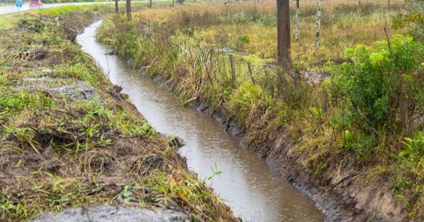 Passo de Torres intensifica limpeza de canais e sistemas de drenagem para prevenir alagamentos