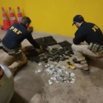 PRF apreende kits de fuzis HK G3 desmontados em fundo falso de Corsa em Torres