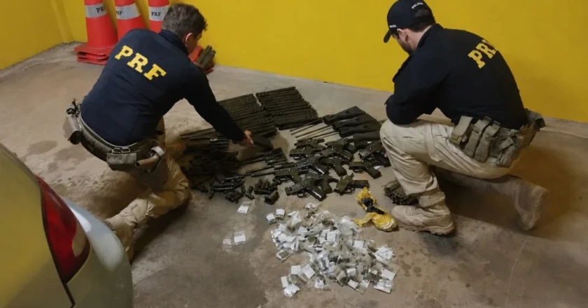 PRF apreende kits de fuzis HK G3 desmontados em fundo falso de Corsa em Torres